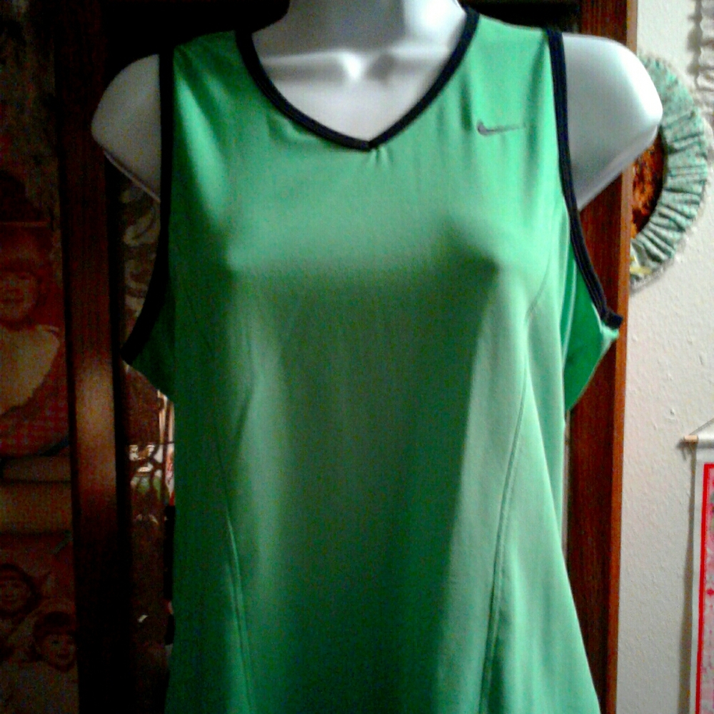 NWOT, NIKE,Pretty,Green with Black Trim, Dri-Fit, Tank Top💚🖤